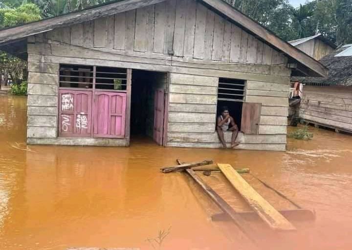 banjir di halmahera tengah akibat luapan sungai (2)