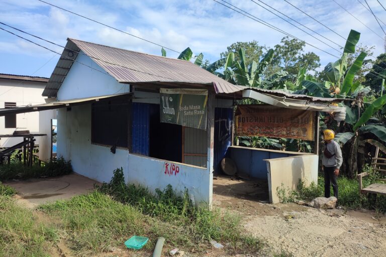 Warung dan rumah warga yang sudah dikosongkan oleh Otorita IKN di Desa Harapan Baru (Sangai) Kabupaten PPU, Kaltim, 28 April 2024. Foto: Abdallah Naem/ Mongabay Indonesia