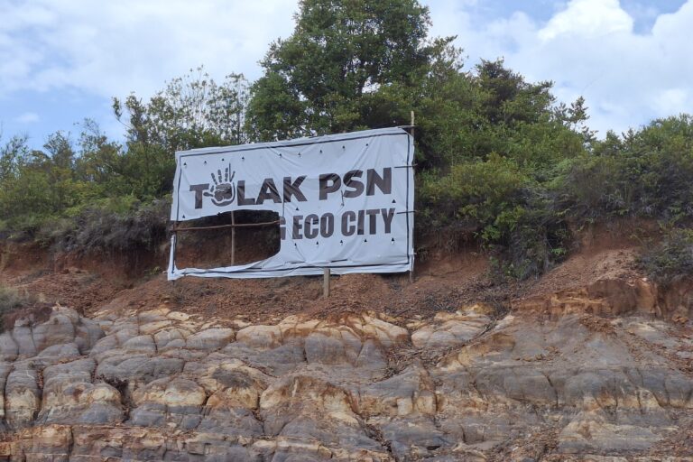 Spanduk tolak PSN yang dirusak oknum tidak bertanggung jawab di Pulau Rempang. Foto Yogi Eka Sahputra/Mongabay Indonesia