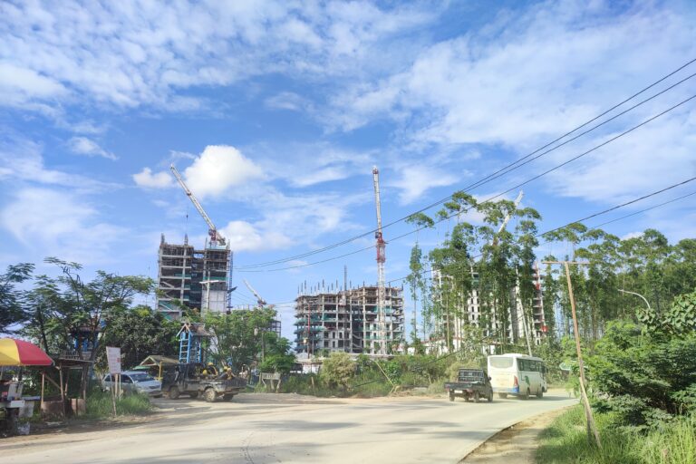 Proyek pembangunan apartemen di Kawasan Inti Pusat Pemerintahan IKN di Desa Bumi Harapan, Kecamatan Sepaku, Kabupaten PPU, Kaltim, 28 April 2024, Foto : Abdallah Naem/ Mongabay Indonesia