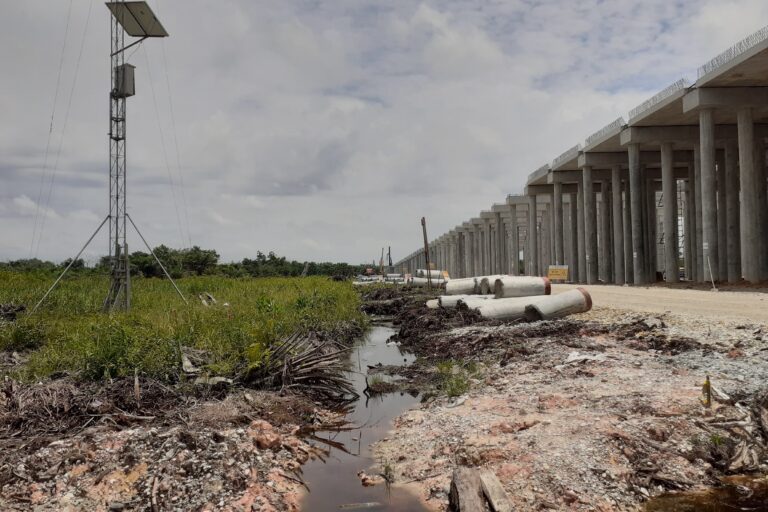 Kanal di sisi jalan tol. Foto: Suryadi/Mongabay Indonesia