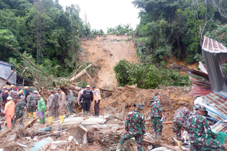 Beberapa petugas mencari korban longsor yang disebabkan curah hujan tinggi di Kota Batam, Senin 13 Januari 2025. Foto: Yogi Eka Sahputra/Mongabay Indonesia