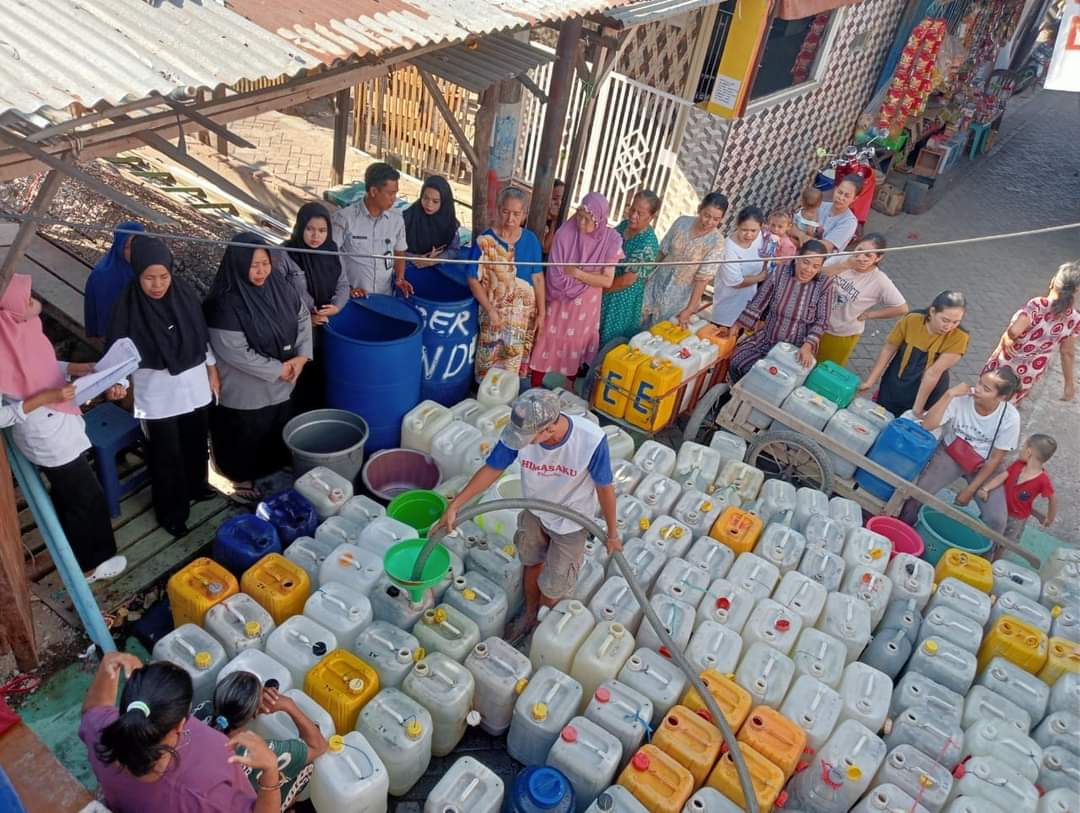 Selama 20 tahun lebih masyarakat di Kecamatan Tallo Makassar antre air untuk kebutuhan sehari-hari. Foto: WALHI Sulsel/Mongabay Indonesia.