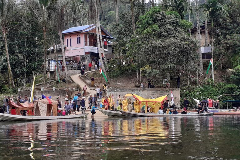 Raja dan para tokoh adat bertolak ke hulu sungai perbatasan untuk melaksanakan semah antau. Foto Suryadi/ Mongabay Indonesia.