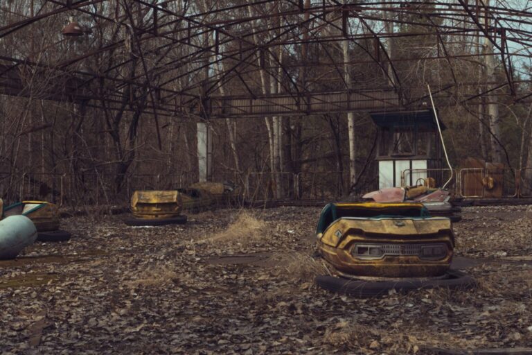  Kondisi lingkungan yang terbengkalau di Chernobyl. Gambar oleh Kato Blackmore via Unsplash