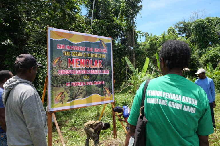 Tak jauh dari hutan adat Yano Akrua, komunitas adat lain melakukan aksi penolakan terhadap PT Permata Nusa Mandiri. Foto: Asrida Elisabeth/Mongabay Indonesia