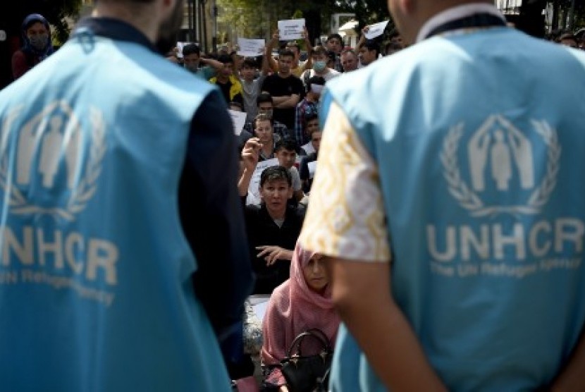 Perwakilan dari petugas dari kantor Badan Komisi Tinggi PBB untuk pengungsi UNHCR menemui pencari suaka