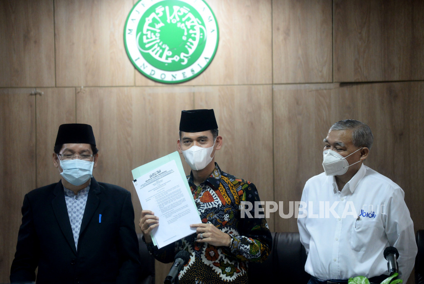 Ketua Majelis Ulama Indonesia MUI Bidang Fatwa Asrorun Niam Sholeh menunjukan surat pernyataan kehalalan Vaksin Zifivax di Kantor MUI di Jakarta Anggota DPR mendesak agar vaksin kedaluarsa diganti dengan vaksin halal