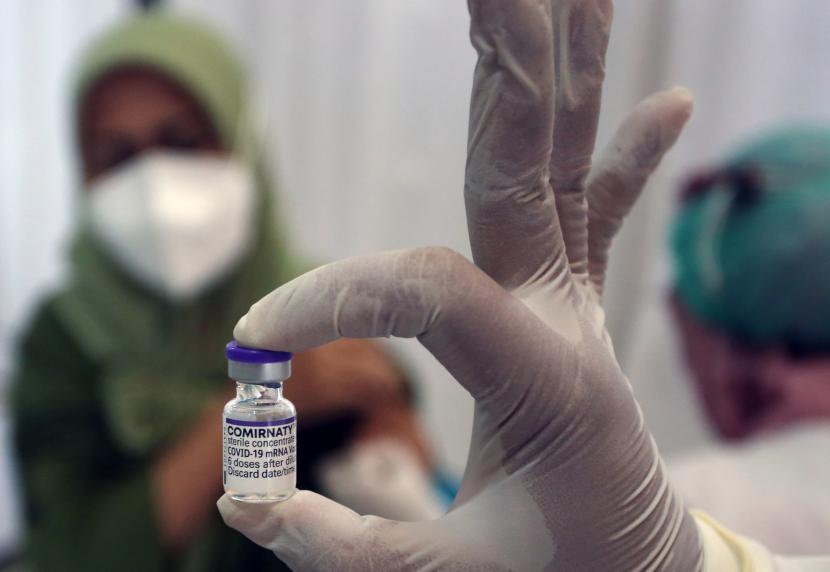 Tenaga kesehatan memperlihatkan vaksin COVID 19 dosis ketiga kepada warga saat vaksinasi booster COVID 19 di RSU Tangsel Pamulang Tangerang Selatan Banten Rabu 1212022