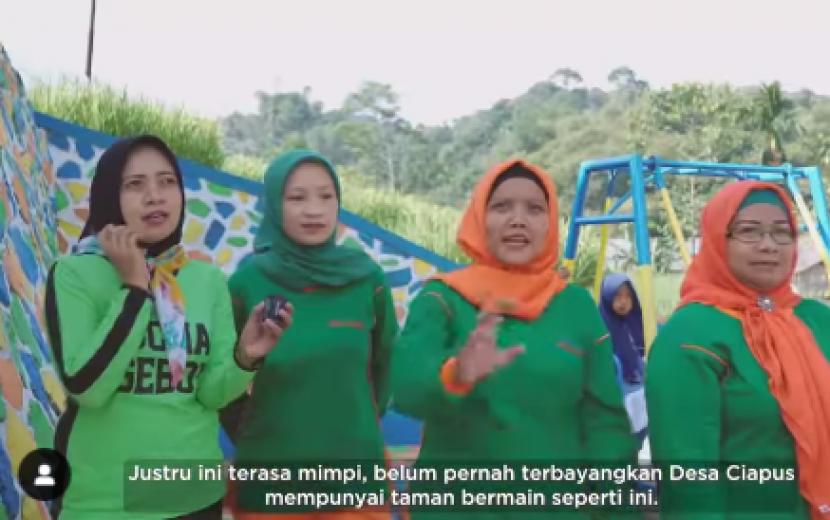 Ibu Ibu Desa Ciapus Jawa Barat menyampaikan terima kasih kepada Erick Thohir atas dibangunnya taman di desa mereka