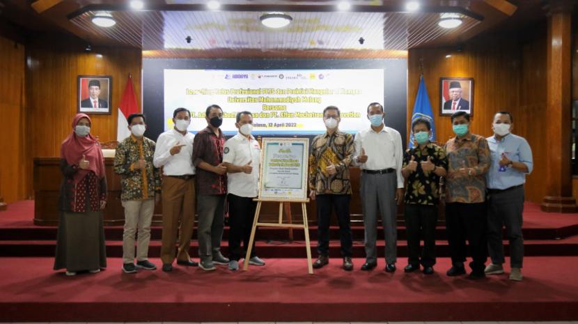 Fakultas Teknik FT Universitas Muhammadiyah Malang UMM meluncurkan Centre of Excellence CoE Pembangkit listrik tenaga surya PLTS pada Selasa 1242022