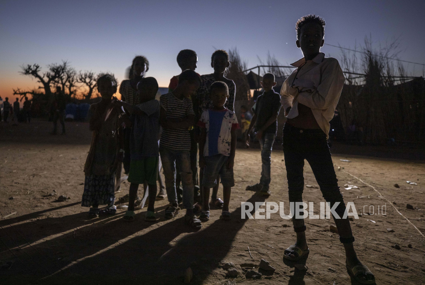 Anak anak Tigrayan yang melarikan diri dari konflik di wilayah Tigray Ethiopia berdiri untuk berfoto di dekat tempat penampungan sementara di kamp pengungsi Umm Rakouba di Qadarif Sudan timur Penyelidikan organisasi HAM menemukan adanya praktik pembersihan etnis di Tigray Ilustrasi