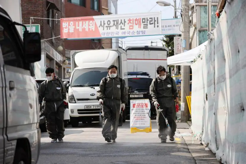 Petugas menyemprot disinfektan di jalan sekitar Gereja Sarang Jeil di Seongbuk Korsel pada Senin 178 Gereja Sarang Jeil dan Shincheonji menyumbang lonjakan kasus Covid 19 di Korsel