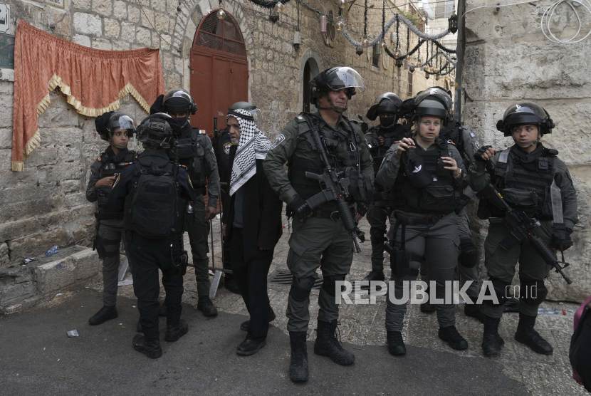 Masjid Al Aqsa Diserang Ini Dampaknya Bagi Hubungan Yordania Israel Foto Polisi Israel dikerahkan di Kota Tua Yerusalem Minggu 17 April 2022