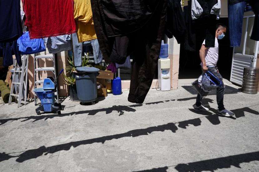 Juan dari Kolombia menjemur pakaiannya di tempat penampungan para migran Kamis 21 April 2022 di Tijuana Meksiko Juan yang telah kembali ke Meksiko setelah mencoba menyeberang ke Amerika Serikat untuk mengajukan suaka harus menunggu hingga awal Mei untuk sidang berikutnya Kebijakan kritis era Trump yang memaksa pencari suaka untuk menunggu di Meksiko untuk sidang di pengadilan imigrasi AS akan diajukan Selasa di hadapan Mahkamah Agung AS