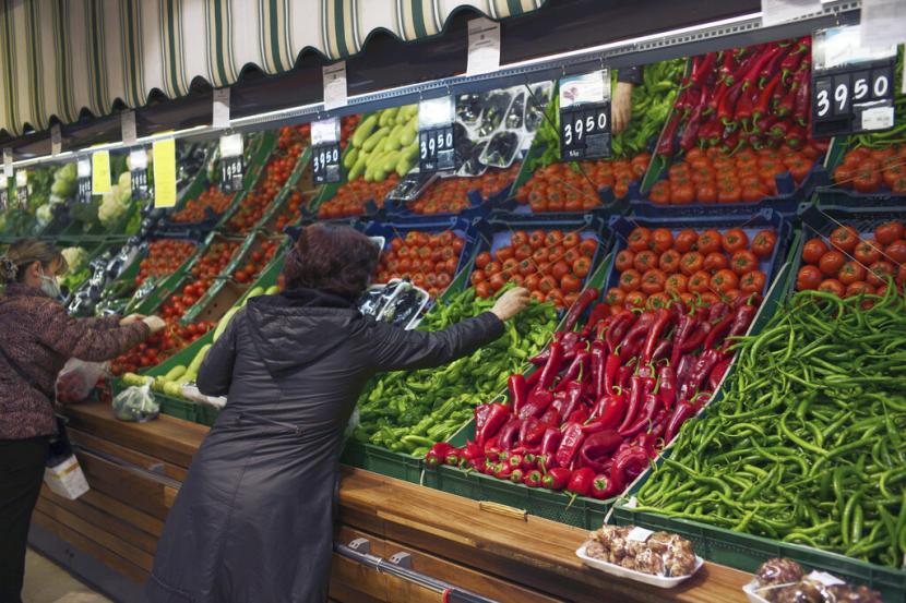 Wanita membeli sayuran di pasar makanan di Ankara Turki Jumat 8 April 2022 Krisis pangan menghantui dunia