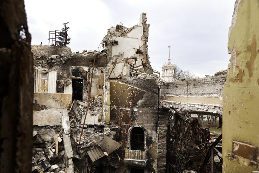 Pemandangan teater Mariupol yang rusak selama pertempuran di Mariupol di wilayah di bawah pemerintahan Republik Rakyat Donetsk Ukraina timur Senin 4 April 2022