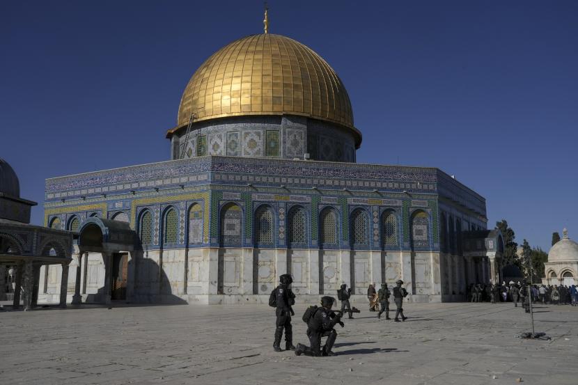 Pasukan keamanan Israel mengambil posisi saat bentrokan dengan demonstran Palestina di depan kuil Dome of the Rock di kompleks Masjid Al Aqsa di Kota Tua Yerusalem Jumat 15 April 2022
