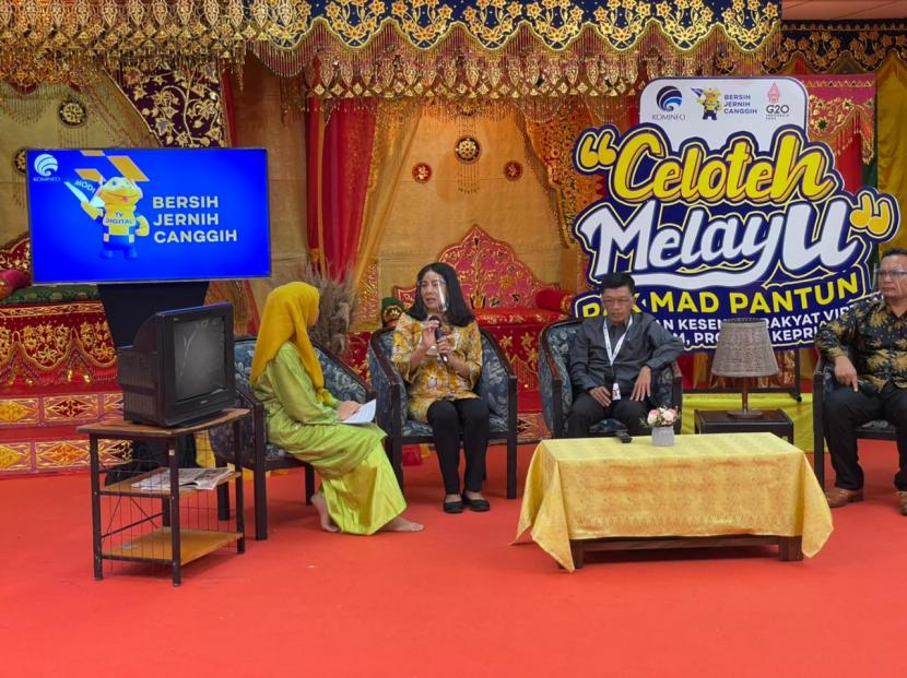 Staf Khusus Menteri Komunikasi dan Informatika Menkominfo Rosarita Niken Widiastuti dalam acara Celoteh Melayu