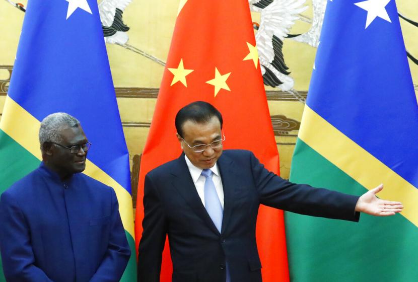 Perdana Menteri Kepulauan Solomon Manasseh Sogavare kiri dan Perdana Menteri China Li Keqiang menghadiri upacara penandatanganan di Aula Besar Rakyat di Beijing pada 9 Oktober 2019