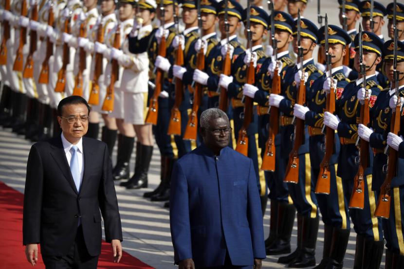 Perdana Menteri China Li Keqiang kiri dan Perdana Menteri Kepulauan Solomon Manasseh Sogavare meninjau pengawal kehormatan saat upacara penyambutan di Aula Besar Rakyat di Beijing Rabu 9 Oktober 2019
