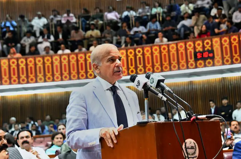 Dalam foto yang dirilis oleh Majelis Nasional Pakistan ini Perdana Menteri Pakistan yang baru terpilih Shahbaz Sharif berpidato di sesi Majelis Nasional di Islamabad Pakistan Senin 11 April 2022