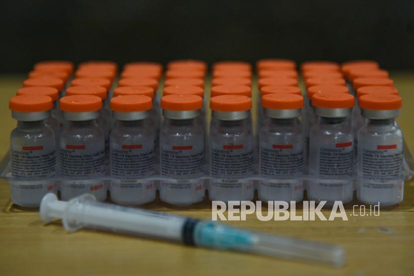Sejumlah botol berisi vaksin COVID 19 dari Sinovac