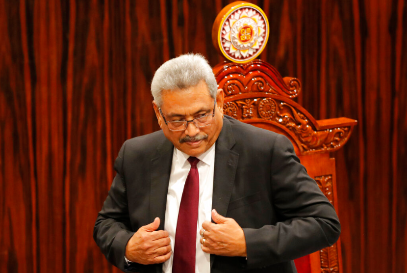 Pada Jumat 3 Januari 2020 file foto Presiden Sri Lanka Gotabaya Rajapaksa meninggalkan mimbar setelah berpidato di parlemen saat upacara pelantikan sidang di Kolombo Sri Lanka