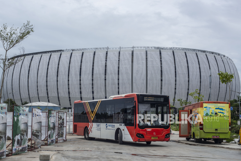 Bus Metrotrans melintas di kawasan Halte Jakartas International Stadium JIS Jakarta Selasa 132022 JIS rencananya akan bisa digunakan untuk acara takbiran dan shalat Idulfitri ilustrasi