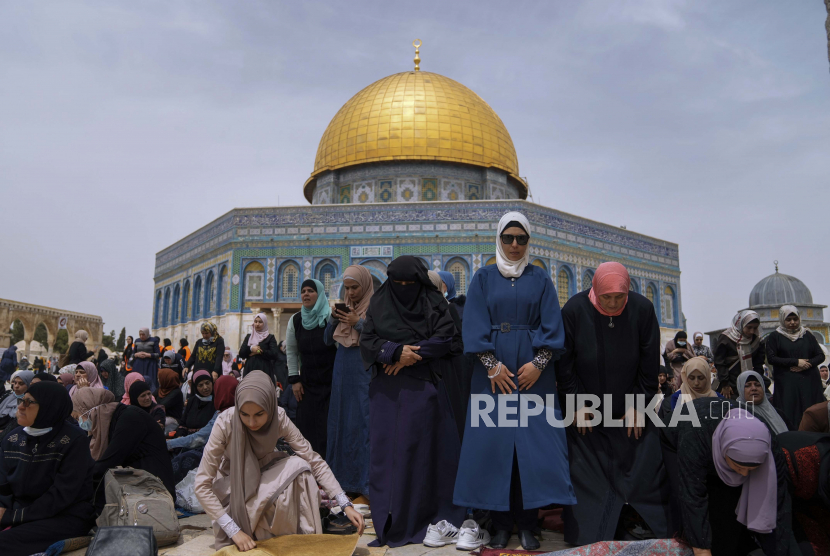 Wanita Palestina berdoa selama bulan suci Islam Ramadhan di depan kuil Dome of the Rock di kompleks Masjid Al Aqsa di kota tua Yerusalem Jumat 8 April 2022