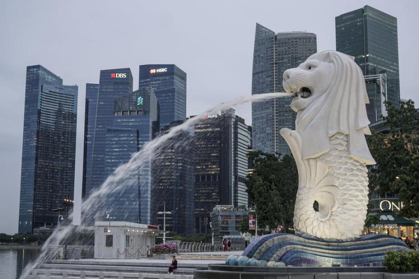 Pusat komersial mal dan perusahaan teknologi yang gedungnya menjulang tinggi di Singapura itu kembali ramai di hari pertama bebas dari pembatasan Covid 19