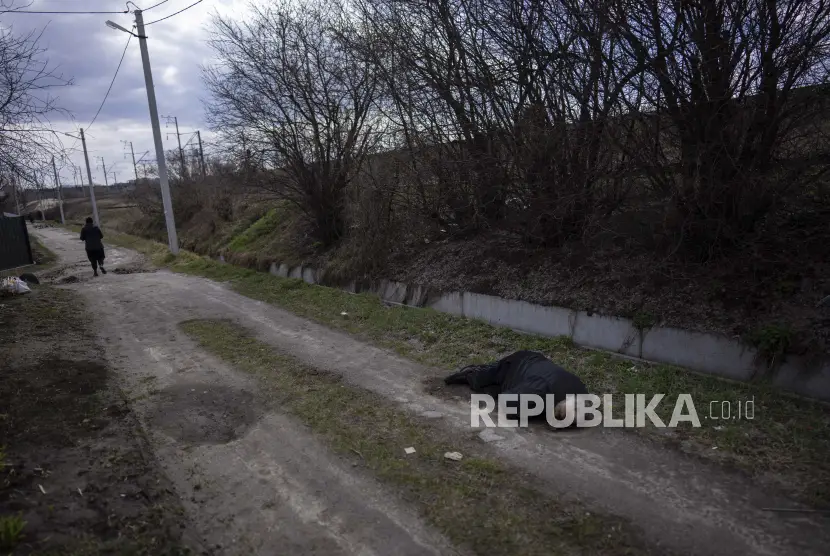 Mayat seorang pria tergeletak di pinggir jalan di Bucha di pinggiran Kyiv Ukraina Senin 4 April 2022 Duta Besar Kolombia untuk PBB Alicia Arango Olmos pada Senin 442022 mendesak Rusia untuk menghentikan penggunaan ranjau darat dalam invasi di Ukraina