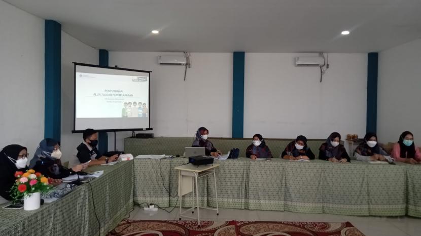 Para guru SD Bina Insani Bogor mengikuti Bimbingan Teknis Bimtek sebagai persiapan untuk menyelenggarakn Kurikulum Merdeka Senin Rabu 11 13 April 2022