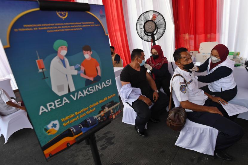 Petugas kesehatan melayani warga yang melaksanakan vaksinasi COVID 19 dosis ketiga booster di posko vaksinasi Terminal Bus Kampung Rambutan Jakarta Ahad 1742022 Satuan Tugas Satgas COVID 19 melaporkan jumlah warga Indonesia yang telah menerima suntikan vaksin dosis lengkap mencapai 16275 juta jiwa hingga 17 April 2022 pukul 1200 WIB