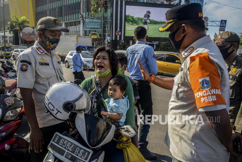 Petugas Satpol PP berbincang dengan warga yang terjaring razia penyandang masalah kesejahteraan sosial PMKS di kawasan Penjaringan Jakarta Utara Rabu 99