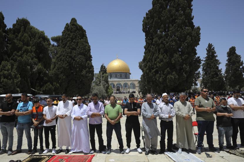 Umat Muslim melakukan sholat Jumat di Masjid Al Aqsa ilustrasi Lebih dari 50 warga Palestina sholat Jumat pertama Ramadhan di Masjid Al Aqsa