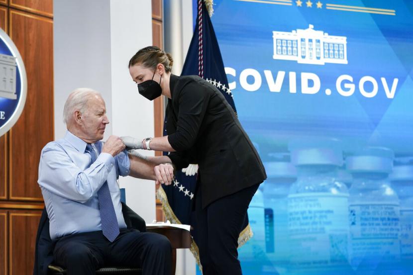 Presiden Amerika Serikat AS Joe Biden mendapatkan suntikan booster Covid 19 kedua pada Rabu 3032022 di White House Studi oleh Pusat Pengendalian dan Pencegahan Penyakit AS CDC menunjukkan lebih dari separuh populasi Amerika Serikat AS telah terinfeksi Covid 19 setidaknya satu kali