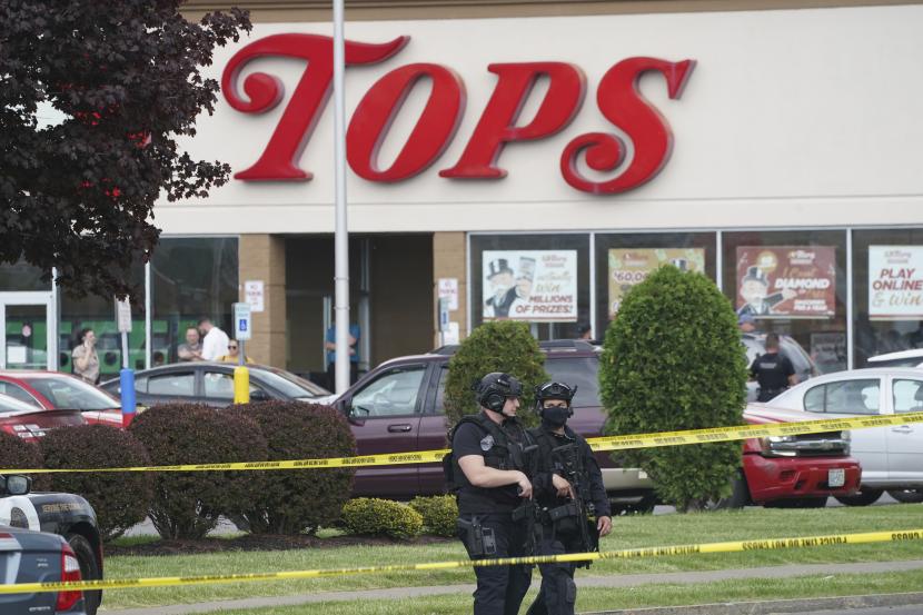 Polisi berjaga di depan supermarket di Buffalo New York AS yang menjadi lokasi penembakan bermotif rasial pada Sabtu 1452022 Menurut saksi mata seorang pria kulit putih masuk ke supermarket dan menembaki orang orang berkulit hitam