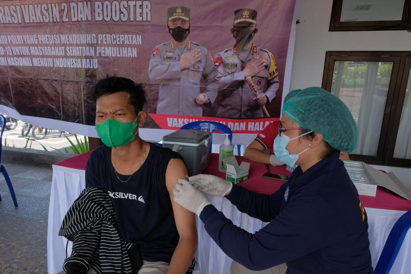 Petugas kesehatan menyuntikkan vaksin dosis ketiga kepada seorang wisatawan saat vaksinasi booster di kawasan objek wisata Tanah Lot Tabanan Bali Rabu 452022 Kegiatan yang digelar di kawasan objek wisata tersebut sebagai upaya mendukung percepatan penanganan COVID 19 untuk masyarakat sehat guna membangkitkan pariwisata dan pemulihan ekonomi menyusul pencapaian vaksinasi booster di Bali sudah mencapai 6189 persen