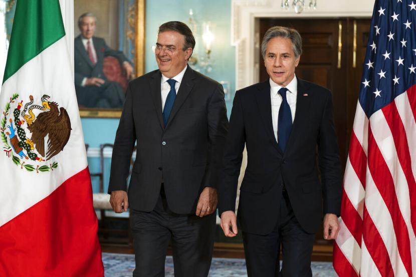Menteri Luar Negeri Antony Blinken dan Menteri Luar Negeri Meksiko Marcelo Ebrard berjalan ke Ruang Perjanjian di Departemen Luar Negeri Selasa 3 Mei 2022 di Washington