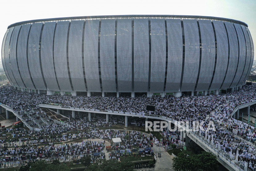 Foto udara umat Islam melaksanakan Shalat Idul Fitri 1443 H di kawasan Jakarta International Stadium JIS Jakarta Senin 252022