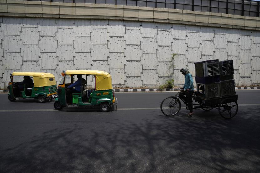 Seorang buruh mengangkut kipas pendingin air di atas becak pada hari yang panas di New Delhi India Senin 2 Mei 2022 Ibu kota India seperti banyak bagian lain di Asia Selatan berada di tengah gelombang panas yang memecahkan rekor