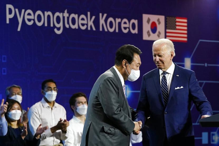 Presiden Amerika Serikat AS Joe Biden membahas kerja sama nuklir dan ancaman Korea Utara Korut saat bertemu Presiden Korsel Yoon Suk yeol Biden melakukan kunjungan bilateral pertamanya pada Sabtu 2152022