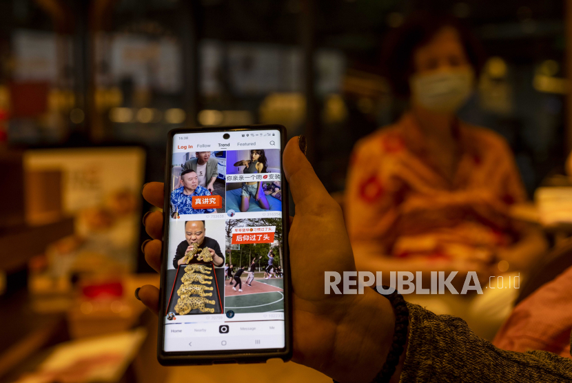 Aplikasi Kuaishou ditampilkan pada perangkat ponsel pintar di sebuah kafetaria di Shanghai Cina 17 September 2020 Kuaishou adalah aplikasi seluler berbagi video Tiongkok yang populer dan saingan TikTok di luar negeri dari ByteDance Dalam penawaran umum perdana IPO Hong Kong Kuaishou bermaksud untuk mengumpulkan hingga 5 miliar USD sebagai laporan media