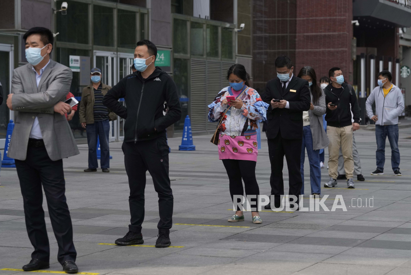 Warga mengantre untuk tes virus corona massal pada Jumat 29 April 2022 di Beijing