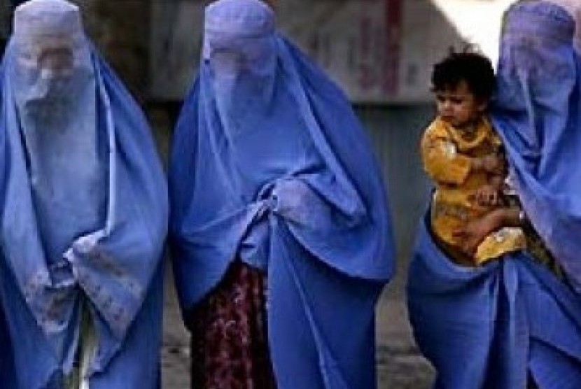 Wanit dengan mengenakan burqa ilustrasi
