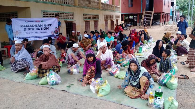 DMC Dompet Dhuafa bersama Southeast Asia Humanitarian Committee Seahum menyalurkan sejumlah bantuan bagi kawan kawan kelompok rentan di Asia Tenggara