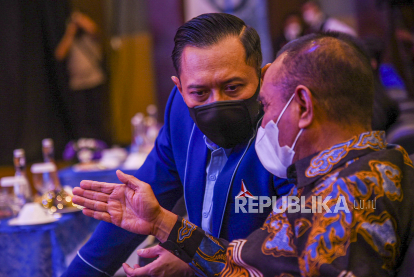 Ketua Umum Partai Demokrat Agus Harimurti Yudhoyono kiri