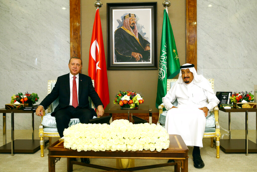 Presiden Turki Recep Tayyip Erdogan kiri bertemu dengan Raja Saudi Salman kanan setibanya di Jeddah Arab Saudi Ahad 23 Juli 2017