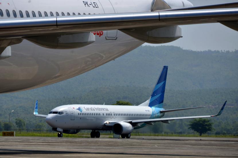 Pesawat Garuda Indonesia memasuki area apron